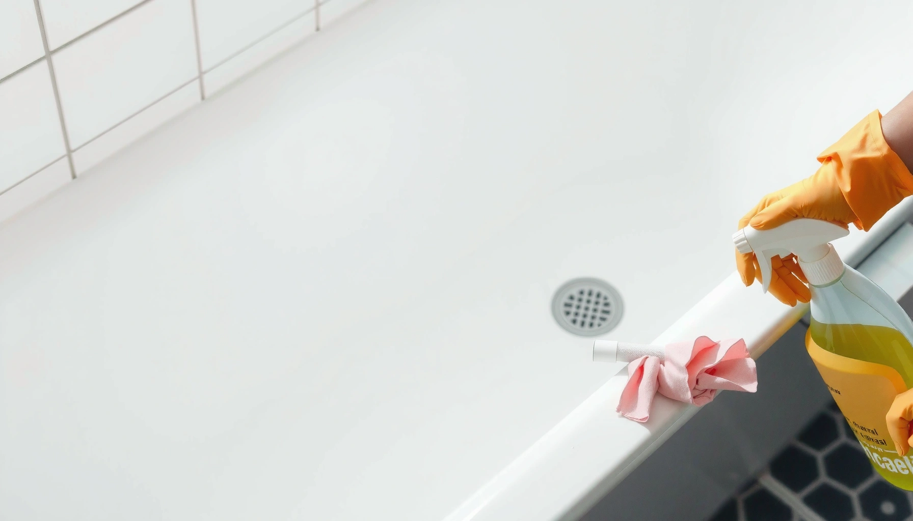 How to Clean a Porcelain Bathtub: Simple, Safe Steps
